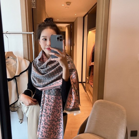 ๐โจAUTHENTICโจ๐Louis Vuitton scarf - Picture 2 of 3